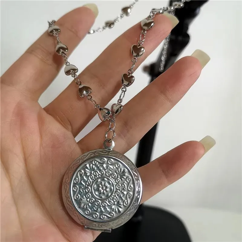 Π Π΅Π·Π½Π°Ρ ΡΡΠ°ΡΠ°Ρ Π²ΠΈΠ½ΡΠ°ΠΆΠ½Π°Ρ ΠΎΡΠΊΡΡΠ²Π°ΡΡΠ°ΡΡΡ ΠΊΡΡΠ³Π»Π°Ρ ΡΠΎΡΠΎΡΠ°ΠΌΠΊΠ° Π² Π΄Π²ΠΎΡΡΠΎΠ²ΠΎΠΌ ΡΡΠΈΠ»Π΅, ΠΊΡΠ»ΠΎΠ½, ΠΌΠΈΠ»ΠΎΠ΅ ΠΎΠΆΠ΅ΡΠ΅Π»ΡΠ΅-ΡΠ΅ΠΏΠΎΡΠΊΠ° Π² ΡΠΎΡΠΌΠ΅ ΡΠ΅ΡΠ΄ΡΠ° Π΄Π»Ρ ΠΆΠ΅Π½ΡΠΈΠ½, ΡΠ²Π΅Π»ΠΈΡΠ½ΡΠ΅ ΠΈΠ·Π΄Π΅Π»ΠΈΡ, ΡΠΊΡΠ°ΡΠ΅Π½ΠΈΠ΅ Y2K Π Π΅Π·Π½Π°Ρ ΡΡΠ°ΡΠ°Ρ Π²ΠΈΠ½ΡΠ°ΠΆΠ½Π°Ρ ΠΎΡΠΊΡΡΠ²Π°ΡΡΠ°ΡΡΡ ΠΊΡΡΠ³Π»Π°Ρ ΡΠΎΡΠΎΡΠ°ΠΌΠΊΠ° Π² Π΄Π²ΠΎΡΡΠΎΠ²ΠΎΠΌ ΡΡΠΈΠ»Π΅, ΠΊΡΠ»ΠΎΠ½, ΠΌΠΈΠ»ΠΎΠ΅ ΠΎΠΆΠ΅ΡΠ΅Π»ΡΠ΅-ΡΠ΅ΠΏΠΎΡΠΊΠ° Π² ΡΠΎΡΠΌΠ΅ ΡΠ΅ΡΠ΄ΡΠ° Π΄Π»Ρ ΠΆΠ΅Π½ΡΠΈΠ½, ΡΠ²Π΅Π»ΠΈΡΠ½ΡΠ΅ ΠΈΠ·Π΄Π΅Π»ΠΈΡ, ΡΠΊΡΠ°ΡΠ΅Π½ΠΈΠ΅ Y2K