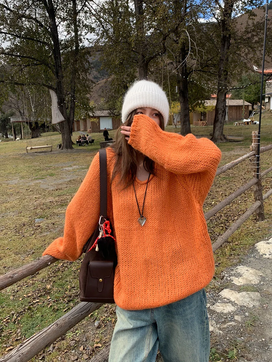 

Оранжевый свитер Zhou Tong: новая осенне-зимняя коллекция, повседневный вязаный свитер с V-образным вырезом, однотонный, свободный крой, эксклюзивно онлайн, женский.