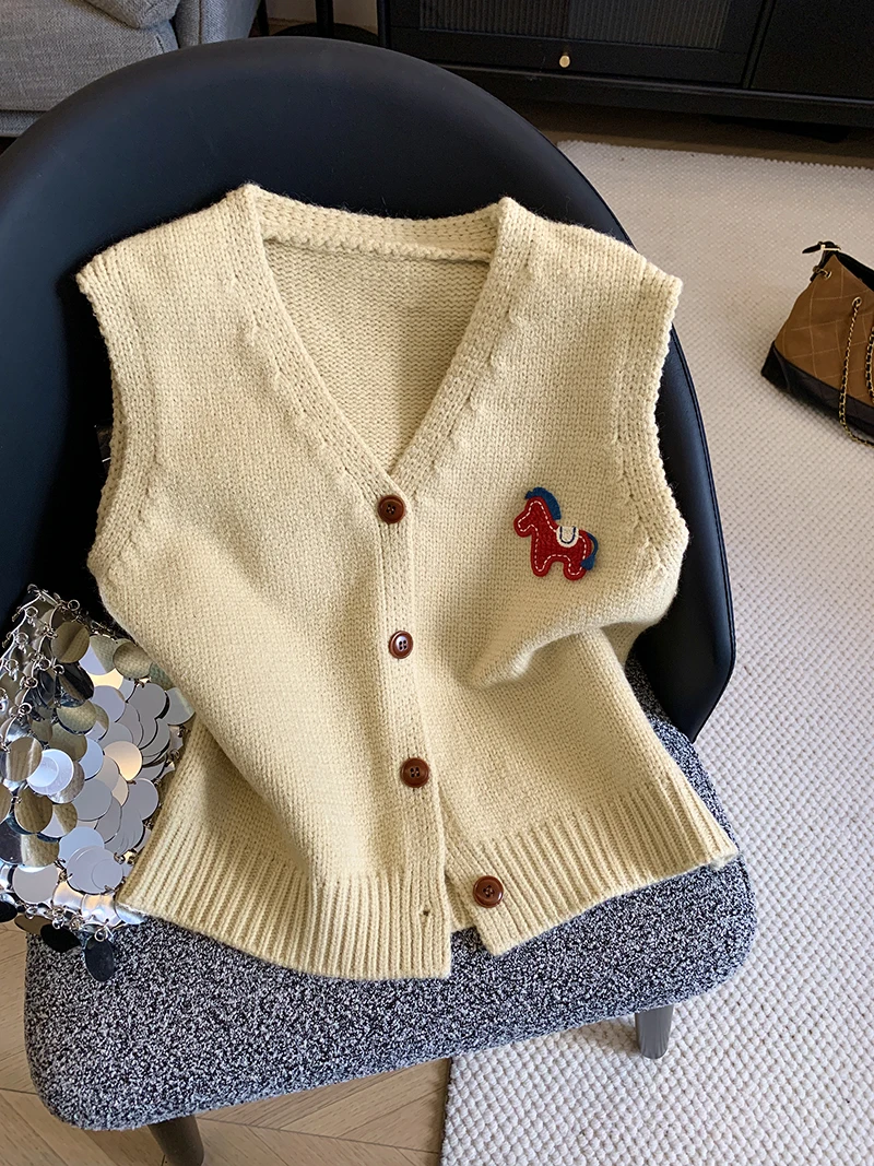 

Yellow Decorated V-Ne Single Button Vest Women's Spring New Soft Inner Wear Svel Top Luxury Sle Knitted Sweater