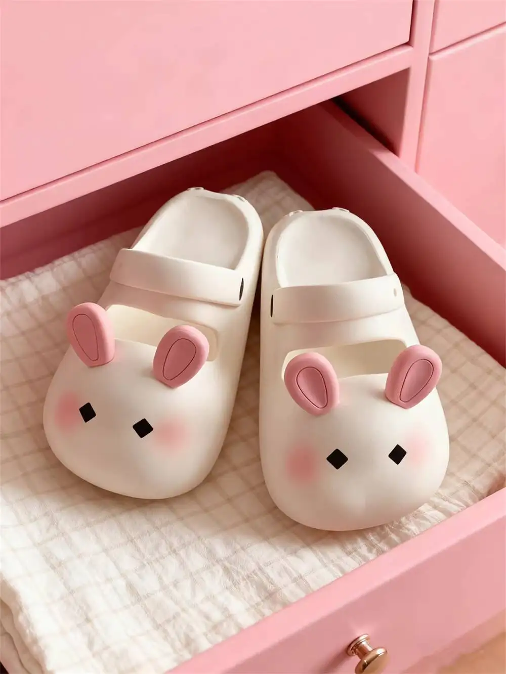 

Милые тапочки с кроликом, лето 2026, женские сабо Мэри Джейн с кроликом, закрытый носок, анти-домашние и уличные нескользящие пляжные тапочки на платформе