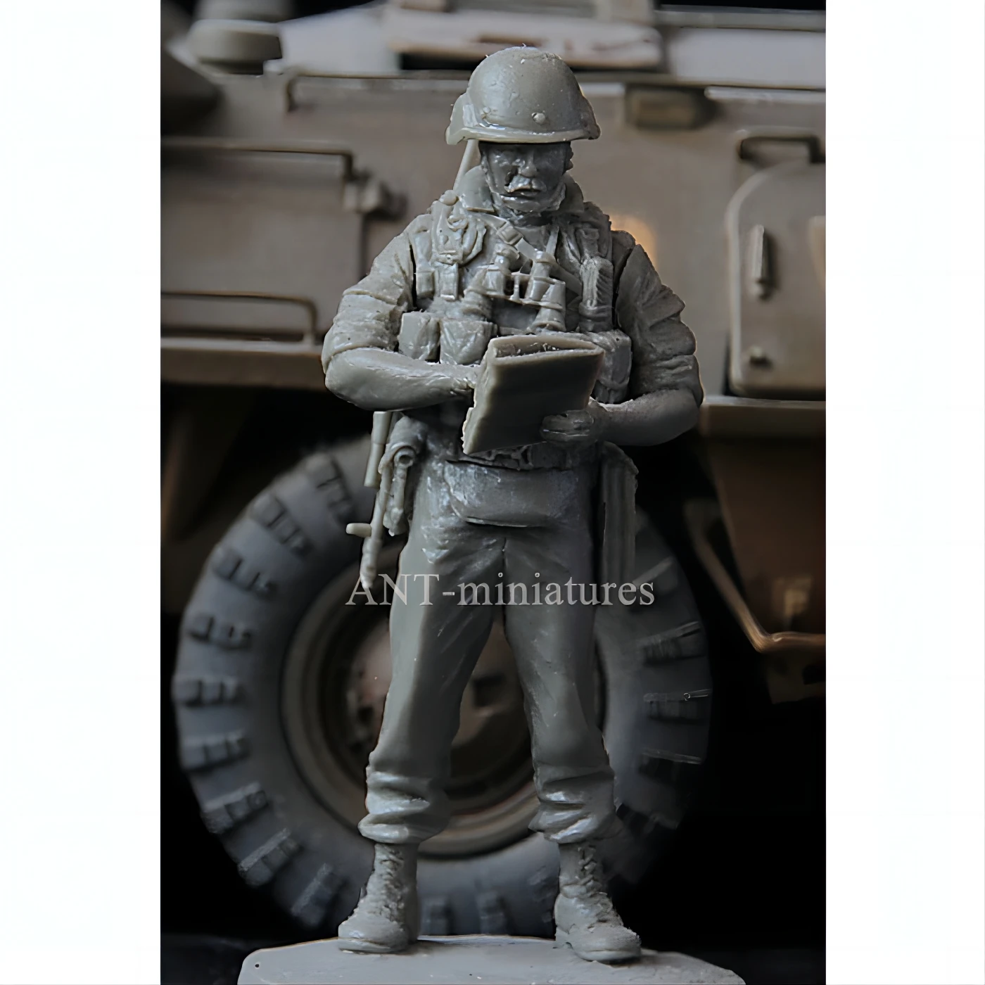 

1/35 resin figure unpainted model kit, military theme, WWII soldier, unassembled and unpainted GK