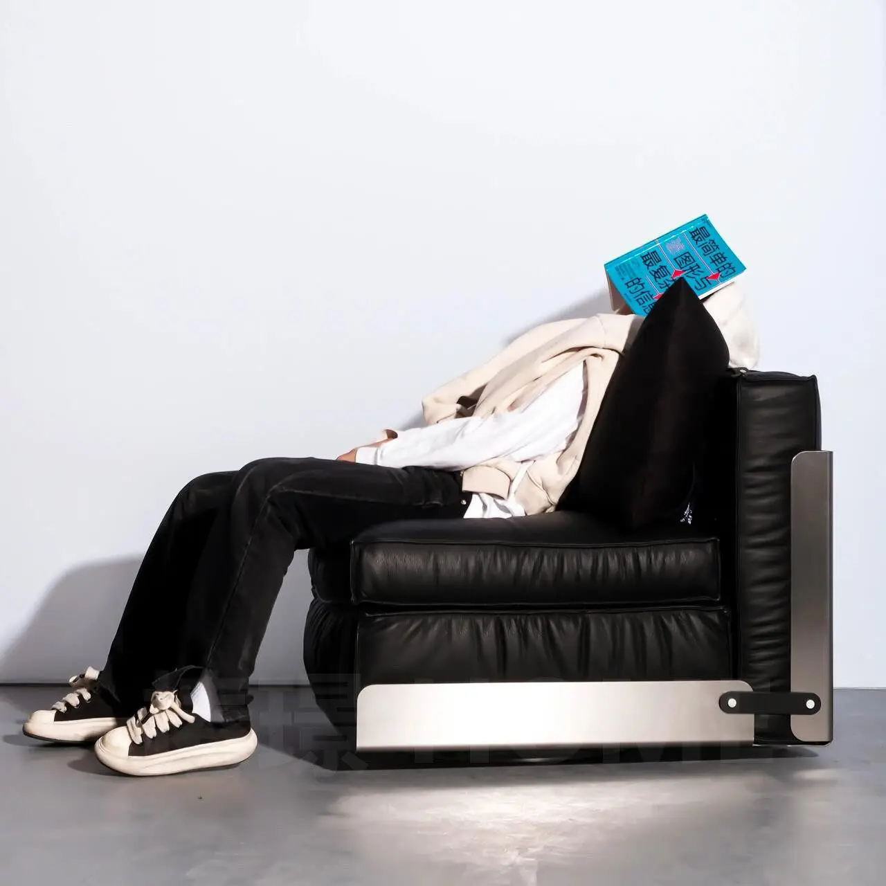 Retro style rotating single sofa niche minimalist loft designer black treasure casual sofa