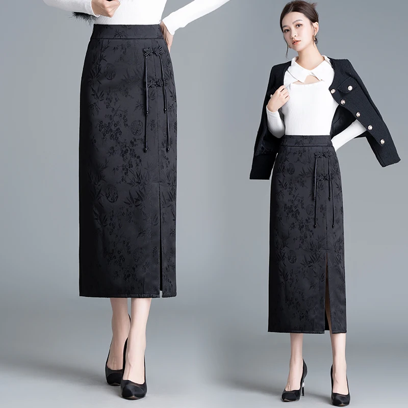 

Новая весенняя китайская юбка 2025 года: прямая, облегающая, с пуговицами, бахромой, длинная, из атласа, с вышивкой, с завышенной талией