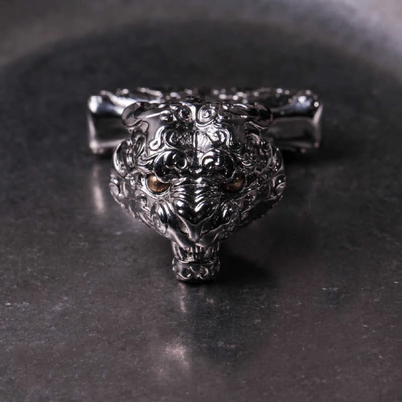 Outdoor Portable EDC Multifunctional Tiger Head Stainless Steel defense Ring Car Window Breaking Tool