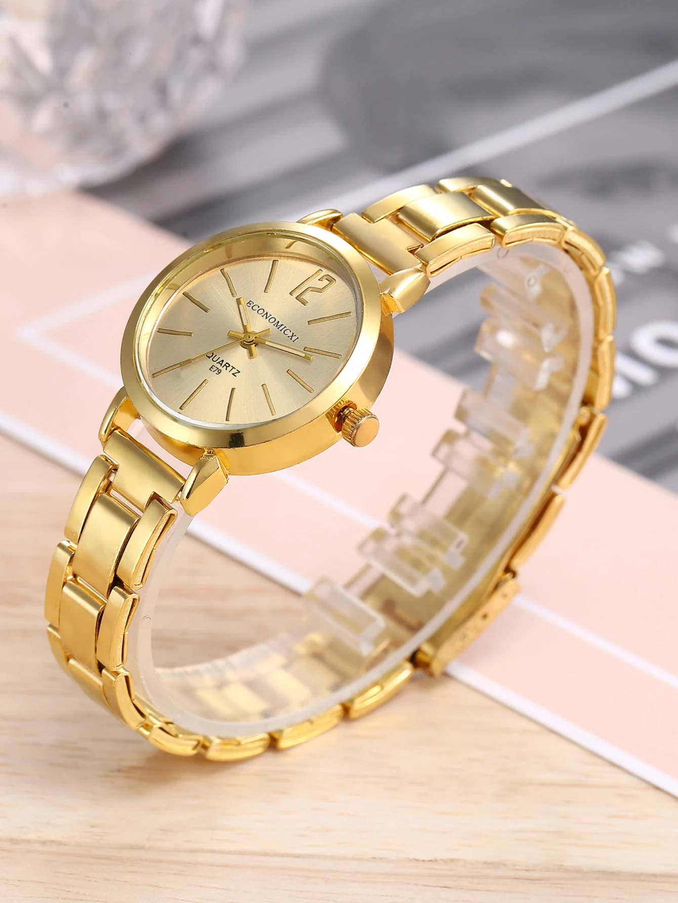 2Pcs Ladies Fashion Trend Gold Digital Alloy Steel Band Quartz Watch Classic Five-Pointed Star Diamond-Diamond Bracelet Set