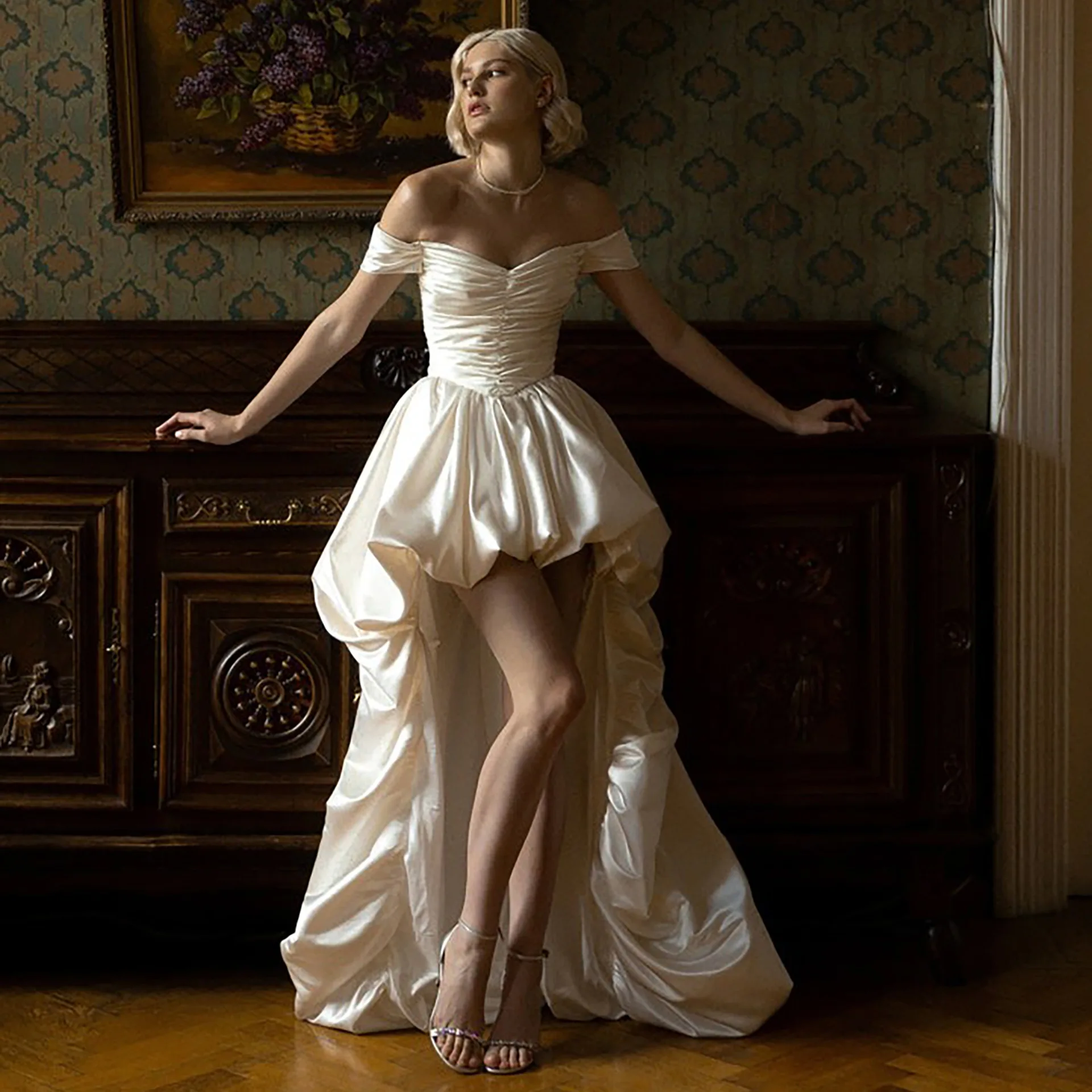Elegante Vestido de Novia con Hombros Descubiertos, Escote Corazón, Corpiño Fruncido, Dobladillo Asimétrico, Tela de Satén, Diseño Plisado, Ajuste Ceñido para Banquete de Boda
