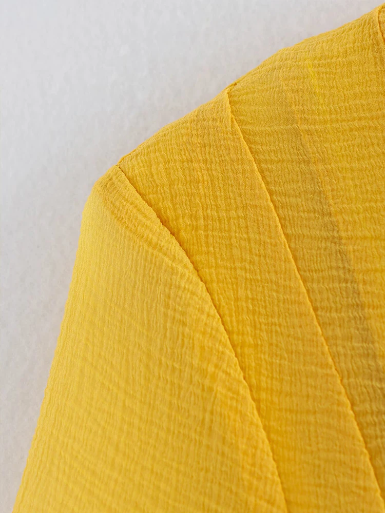 Robe courte pour femmes, design de niche, chic et à la mode, coupe à volants, coupe slim, couture superposée, ourlet, nouvelle collection 2025