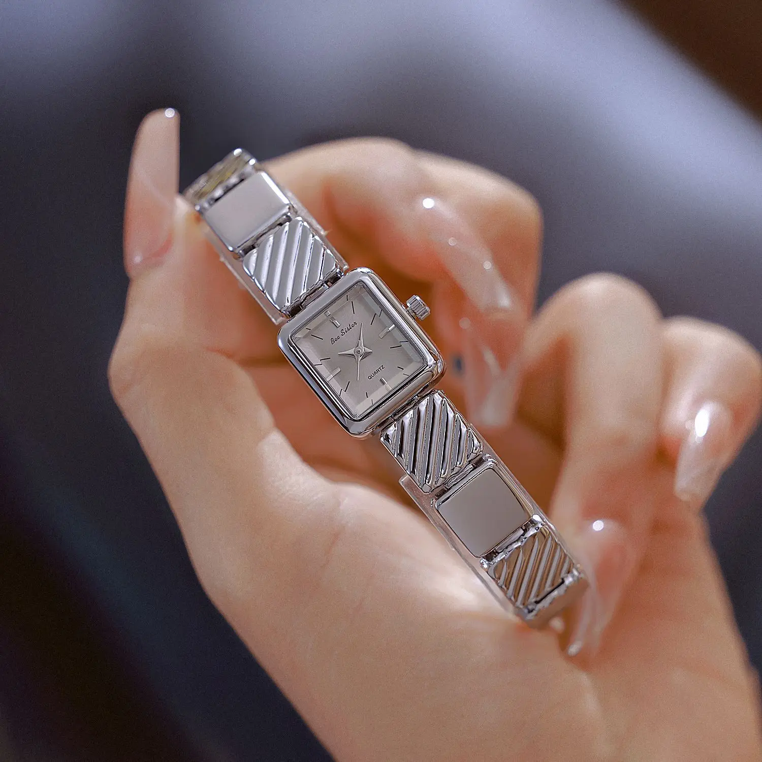 High-end, minimalist luxury gift; neutral gray color scheme; classic retro style; women's watch; luxurious and high-quality.