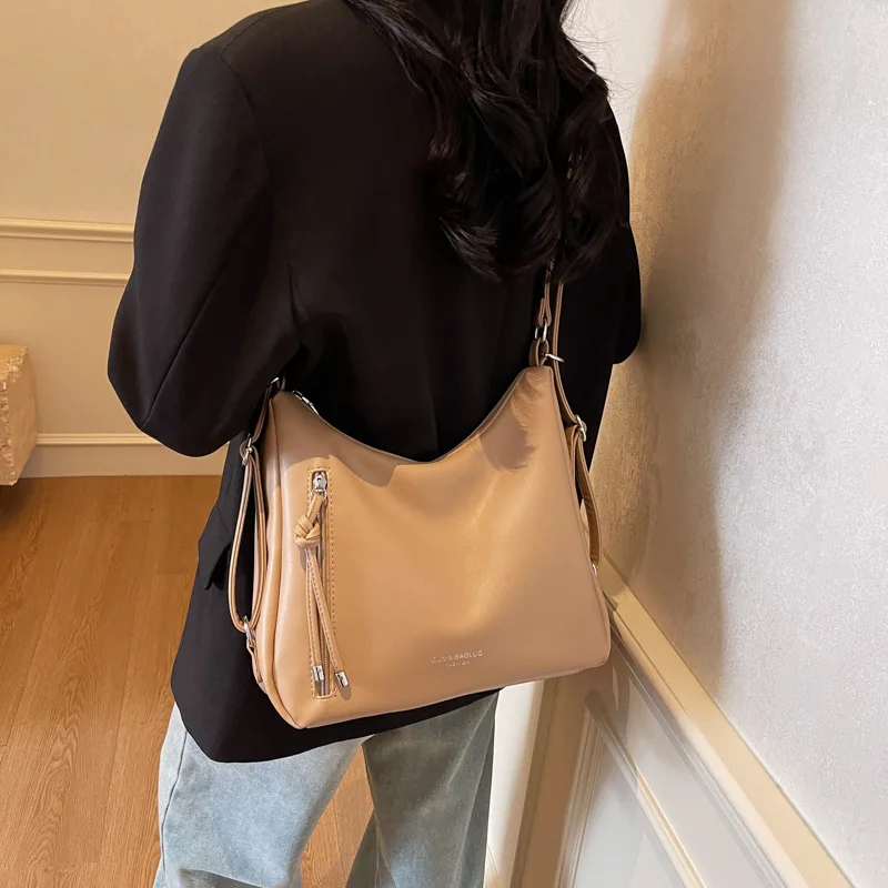 

Новинка в 2025 году: женская модная нишевая сумка-тоут из мягкой кожи — сумка для подмышек для поездок на работу, простая, практичная и легкая.