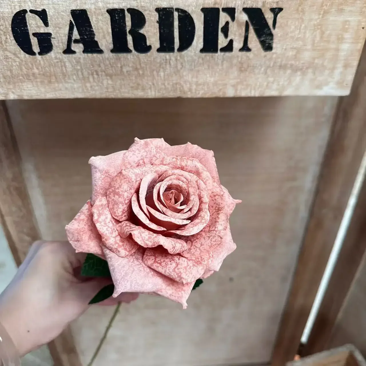10/20 Stück Kunstblumen, Seidenrosen mit weißem, gewelltem Rand, Gartendekoration, künstliche Blumen, künstlicher Cappuccino-Rosenzweig, Kunstblume – Detail 5