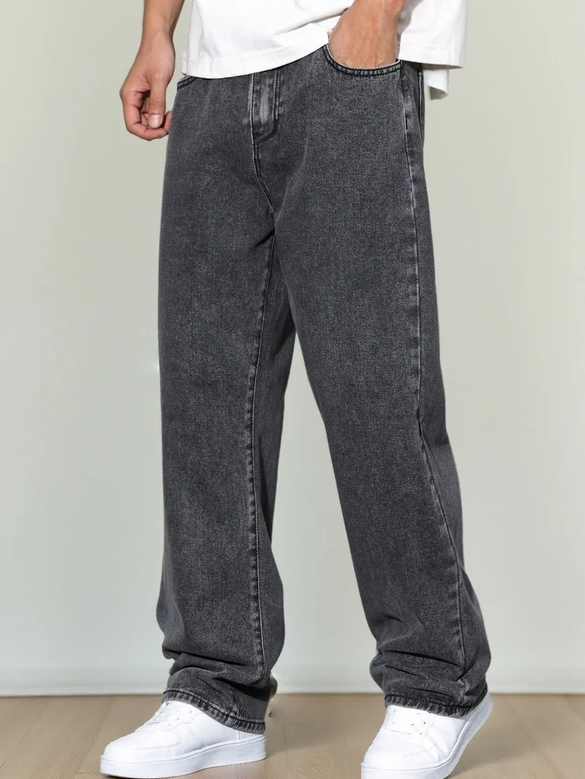 

Мужские свободные серые джинсы – незаменимый для осенне-зимних переходников, балансирующий тепло и комфорт, идеально подходит для повседневных прогулок.