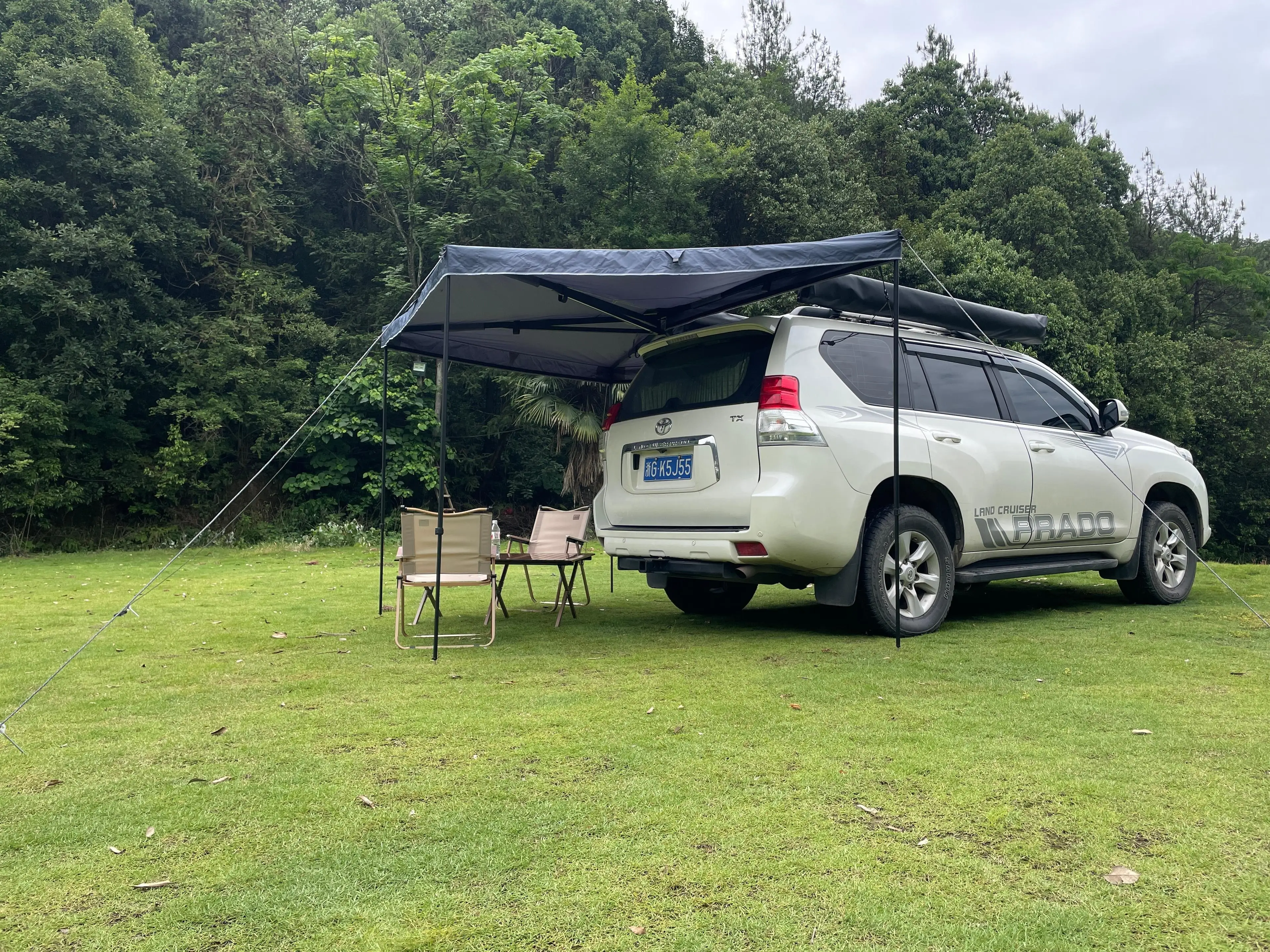 خيمة مظلة جناح الخفّاش بزاوية 270 درجة مقاومة للماء ومضادة للشمس وإعداد سريع للتخييم على الطرق الوعرة RV (الجدران الجانبية غير متضمنة)