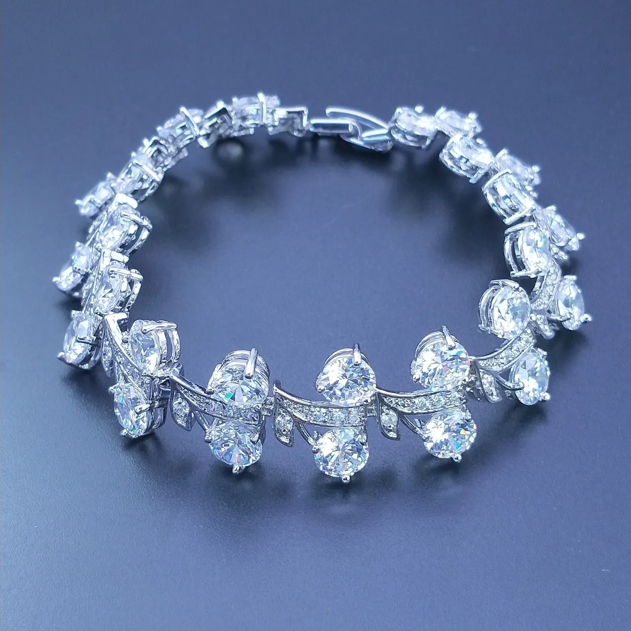 

HIBRIDE Sliver color Stereo Sparkle Bracelet Womens Everyday Decoration Light Luxury Jewelry Nigerian Wedding Party Gift B233