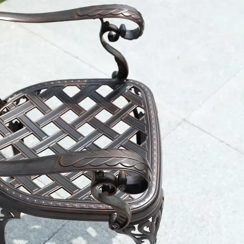 Zestaw mebli ogrodowych w stylu europejskim, aluminiowe krzesła i stół do użytku na zewnątrz, idealne do ogrodu, na patio lub na taras.