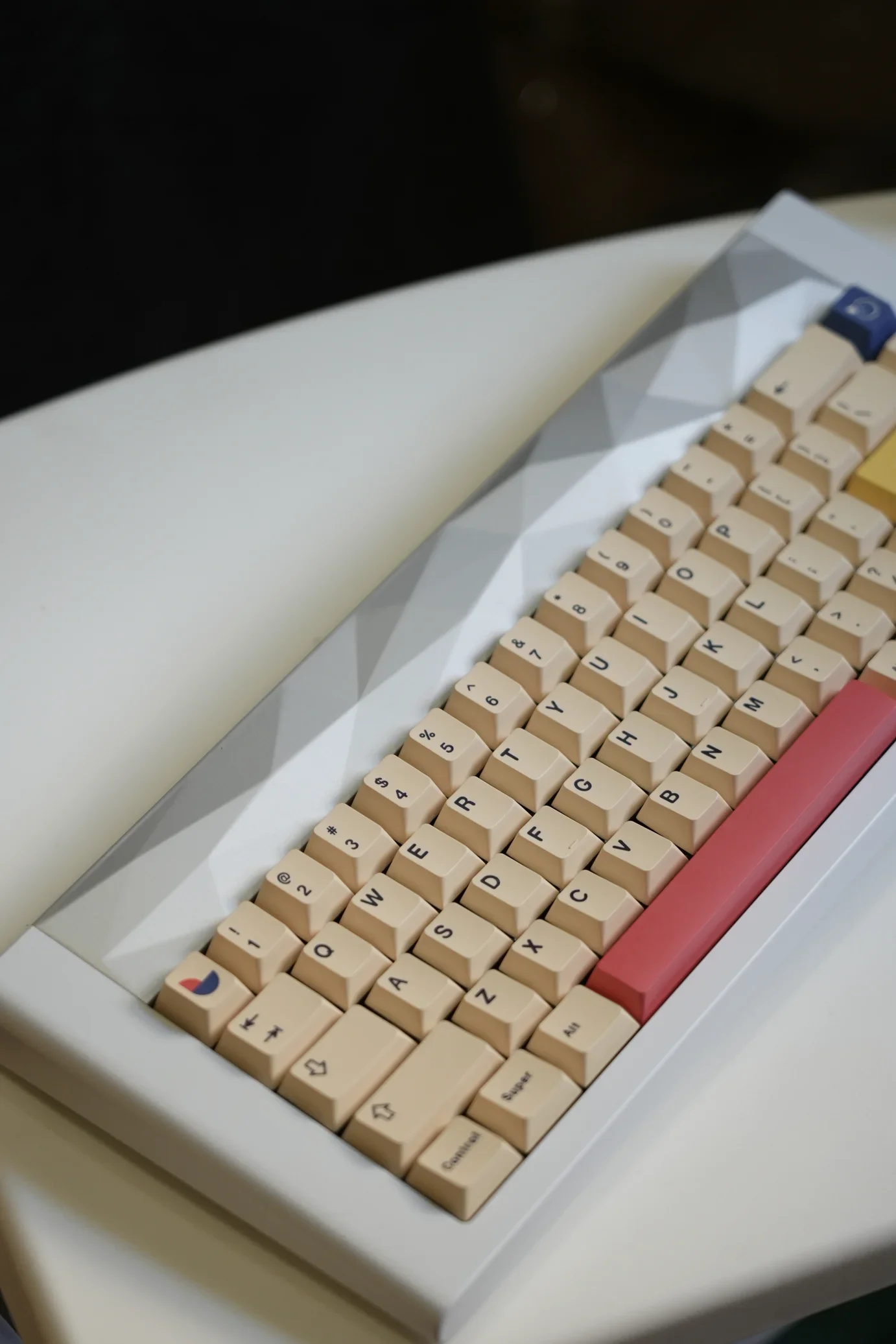 

Three primary colors red, yellow and blue, retro-themed keycaps 128-key small full set, original height