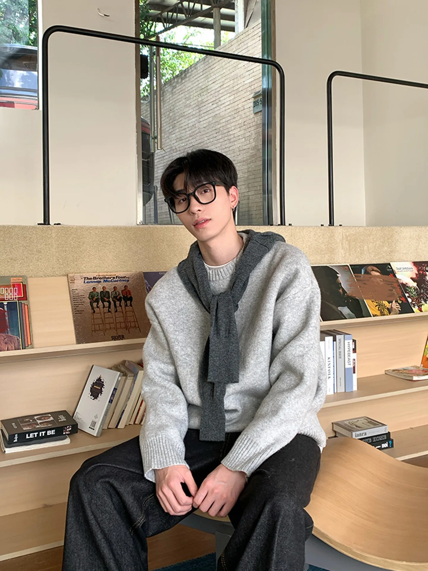 

Мужской осенне-зимний свободный однотонный вязаный свитер с круглым вырезом и декоративными вставками в корейском стиле