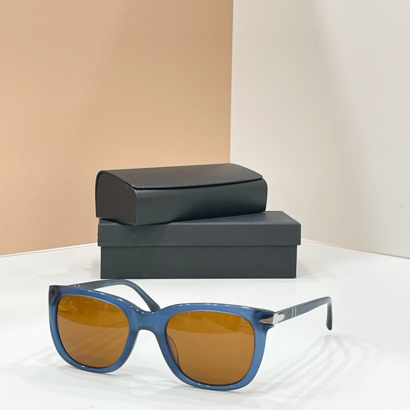 3372-S Fashion Sunglasses Man Woman, Iconic Retro Square Silver Design, UV Blocking Dark Green Lens, Elevate Your Casual Outfit