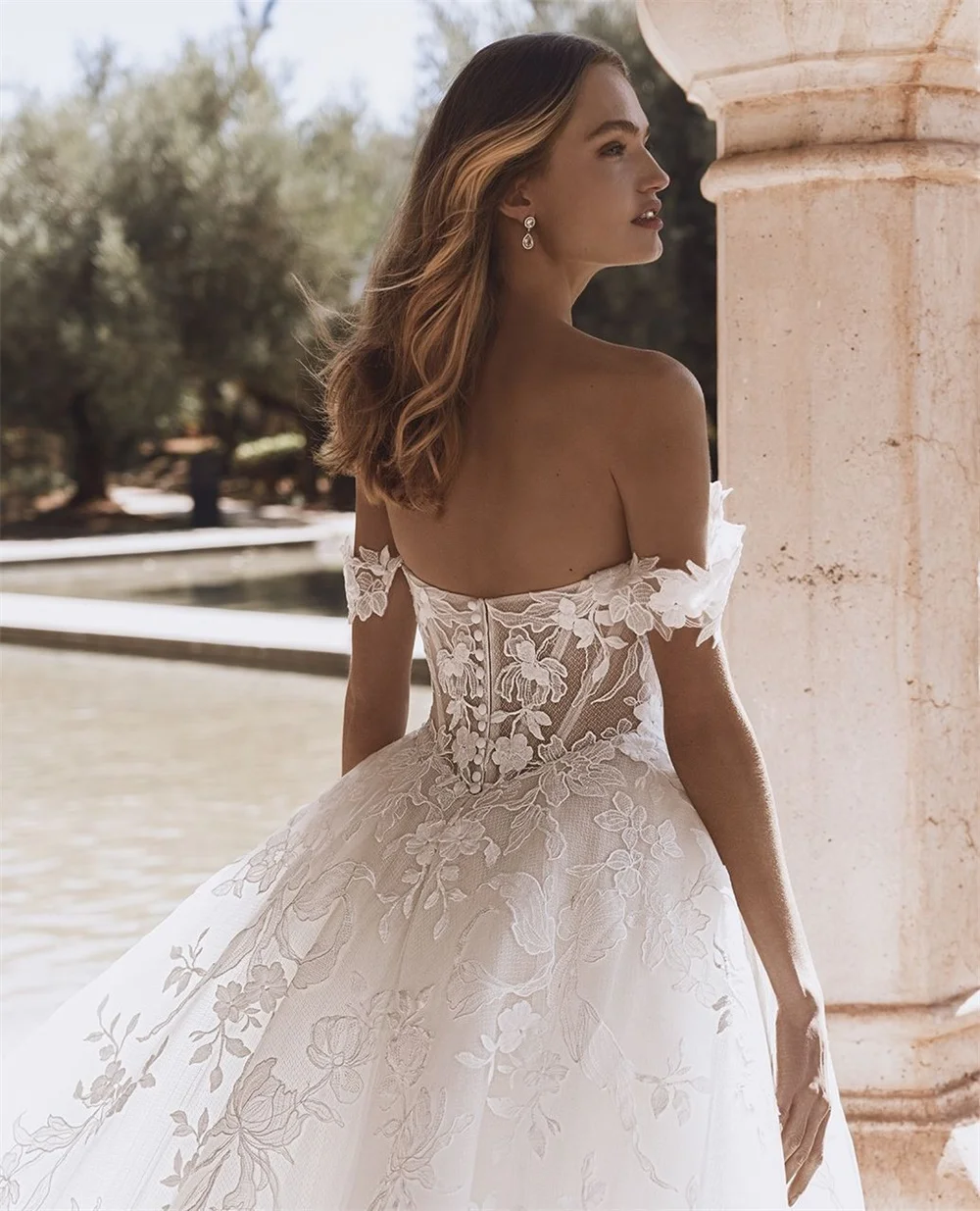 Tokyo Customized White Off Shoulder Wedding Dresses Sleeveless Flower Back Zip Bridal Gowns A-Line Court Train Wedding Gowns