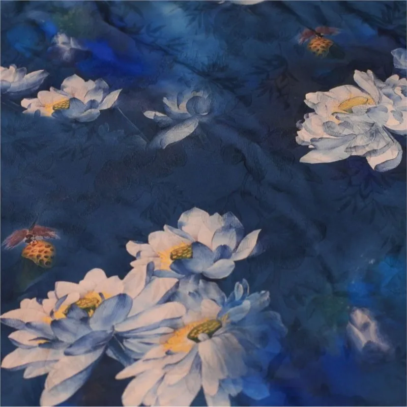 

Ткань Xiangyunsha — это китайский Cheongsam в традиционном стиле с принтами тай-дай.