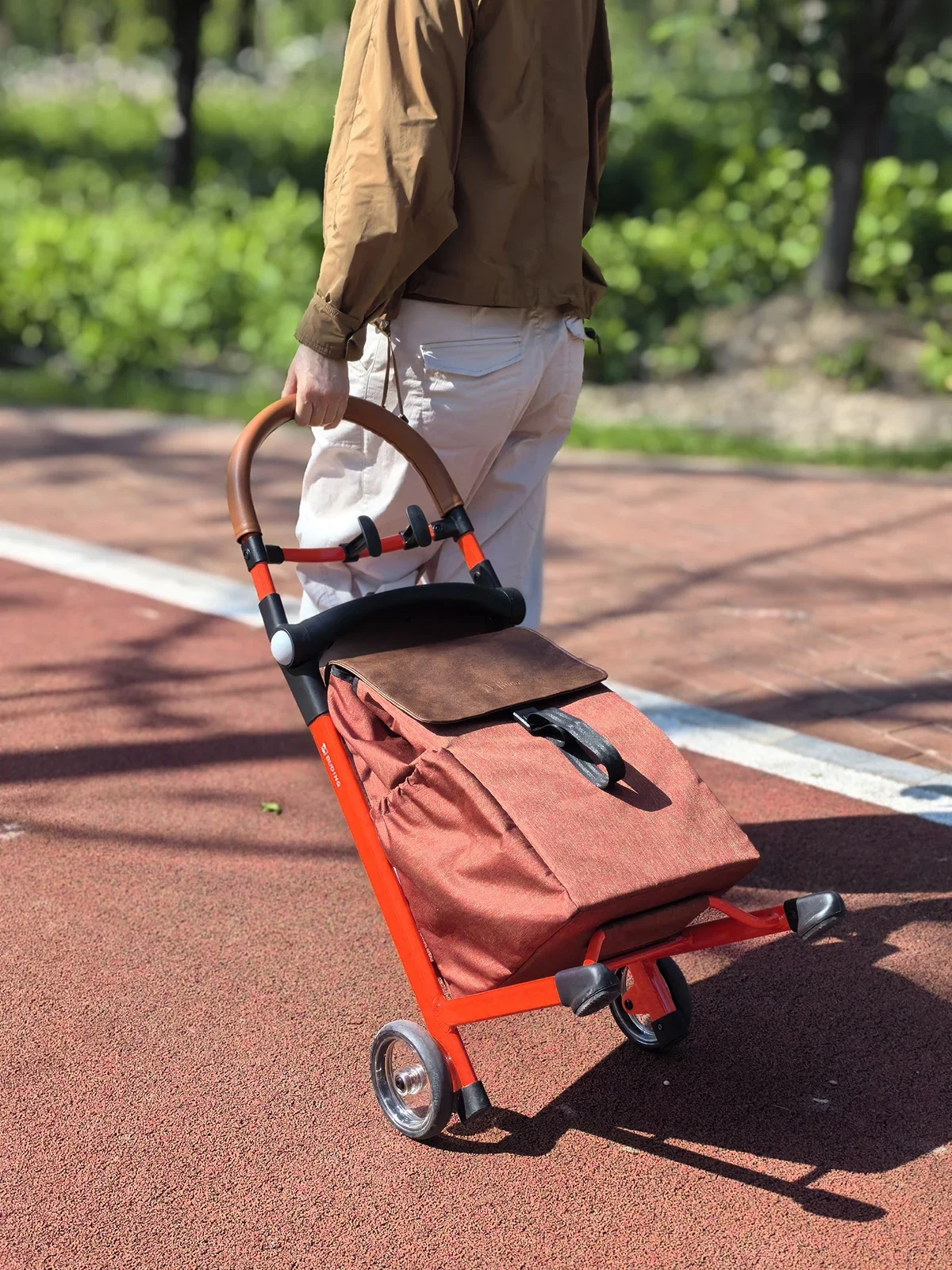 You can take a small cart to buy food and queue up. The artifact is portable, lightweight and foldable aluminum alloy.