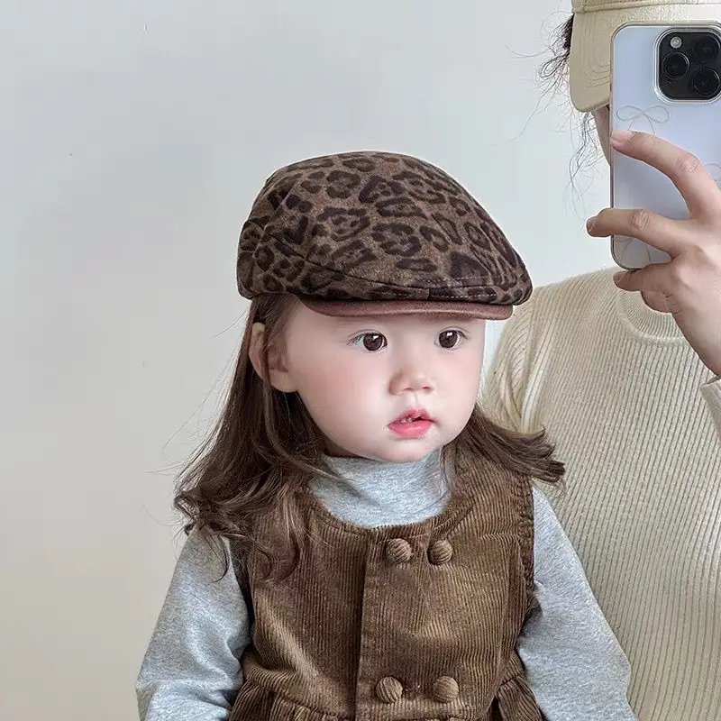 طفل بنين بنات ليوبارد القبعات 2025 موضة جديدة للأطفال النمط البريطاني قبعات INS التصوير الدعائم ربيع الخريف القطن قبعات البيريه