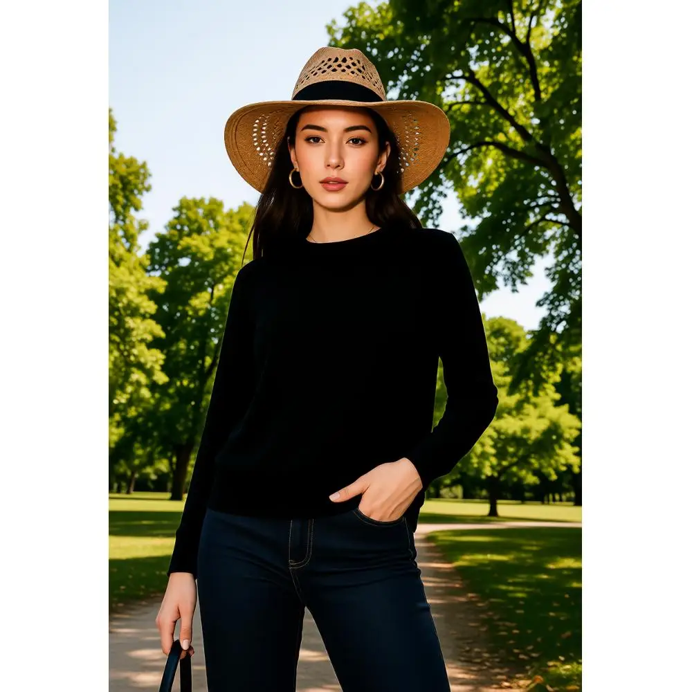 

Women's long sleeved T-shirt with simple round neck and versatile design. Available in four colors, skin friendly