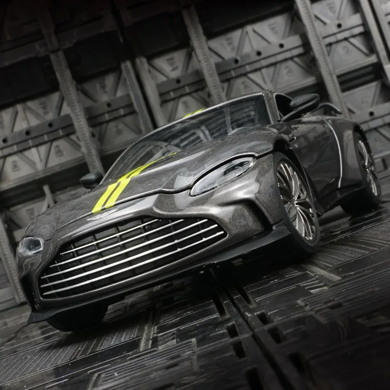 1:24 Aston Martin VANTAGE V12 alloy car model doors and engine hood, trunk can be opened has simulated sound and lighting
