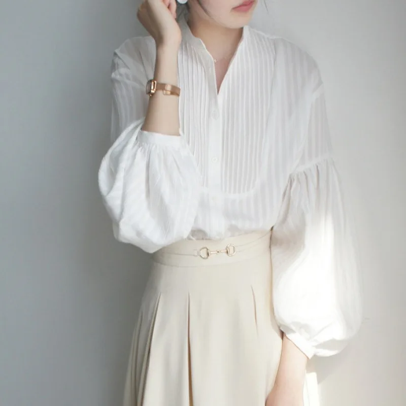 

Романтичная винтажная блузка в вертикальную полоску с плиссировкой, миниатюрным воротником-стойкой и объемными рукавами-фонариками