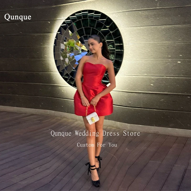 Qunque スイートハート レッド サテン プロムドレス ストラップレス ミニ 膝上 ローブ ド カクテル ノースリーブ セクシー ベスティド デ フィエスタ カスタマイズ