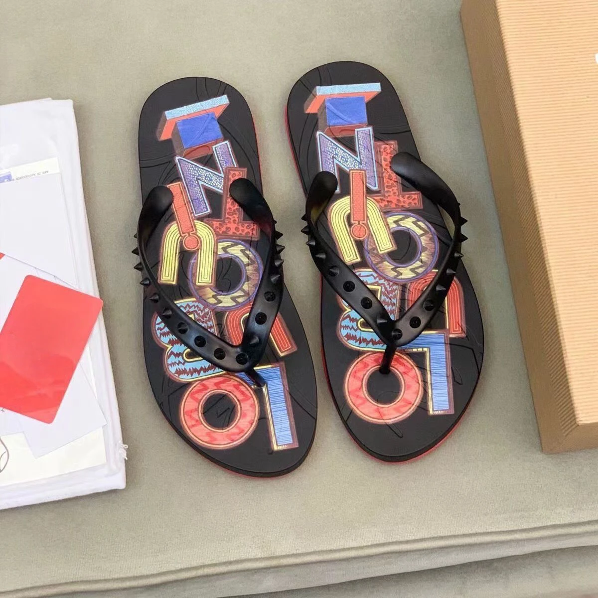 2024 New Red Fashion Flip-flops Pattern Printing Casual Beach Shoes Soft and Lightweight Slippers Men and Women The Same Style