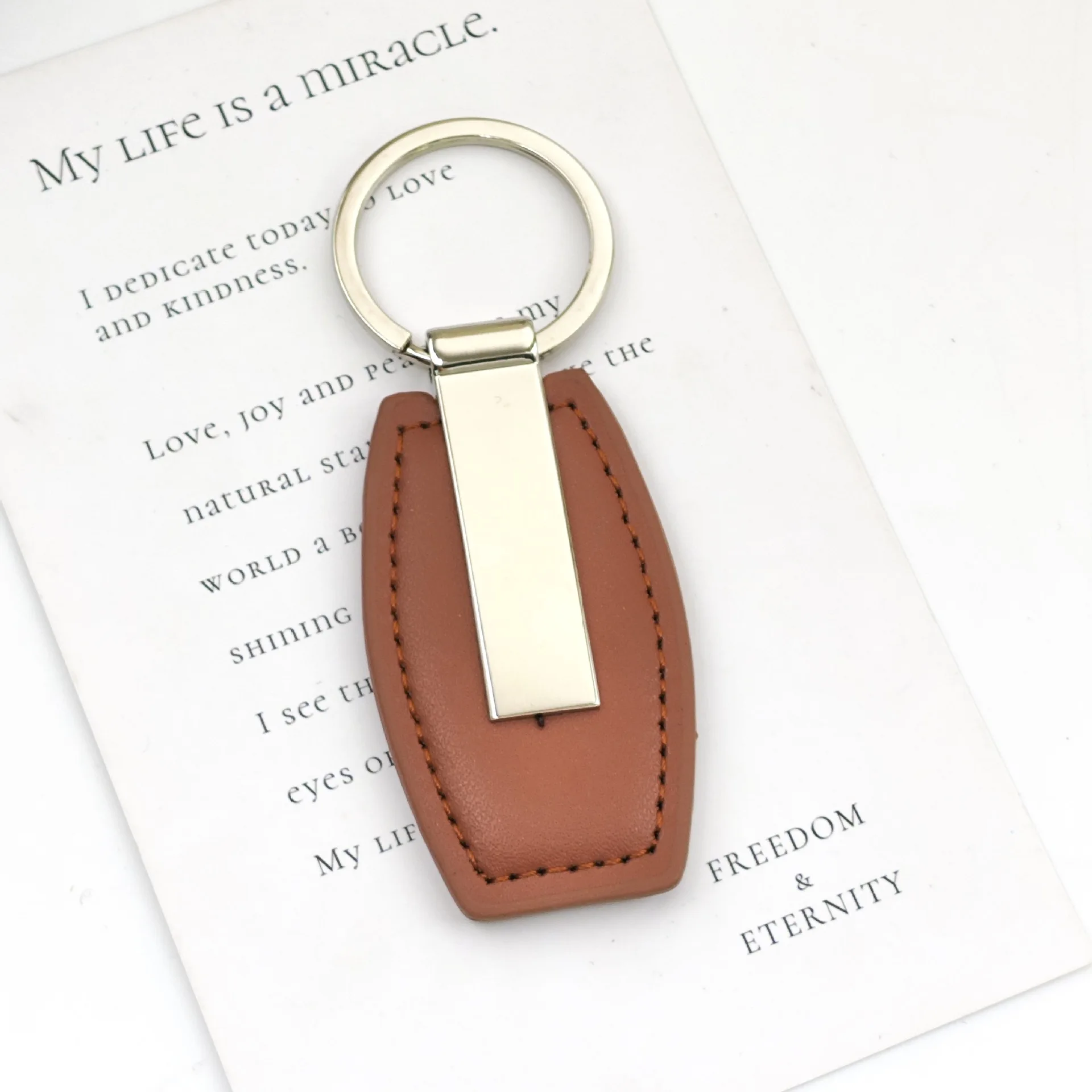 Personalisierter Metall-Leder-Autoschlüsselanhänger mit Clip, Lederschnallen, Taschenanhänger, Kreativer Motorrad-Schlüsselring, Anpassbarer Herren-Anhänger als Geschenk – Detail 7