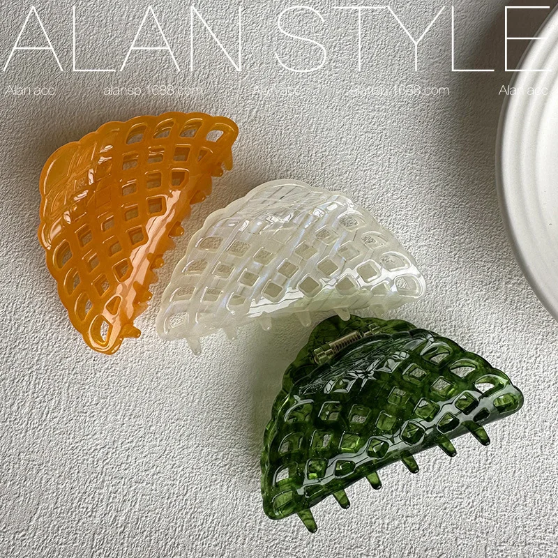 Vintage French Hollow Triangle Acetate Hair Claw Clips 2024 Creative Design Geometric Large Hairpin Women Headwear Accessories