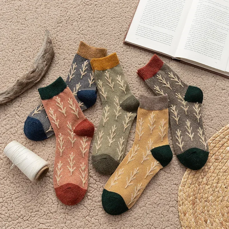 

Japanese Style Autumn Winter Women Ins Cotton Mid Tube Stacked Warm Socks with Christmas Minimalist College Style Socks