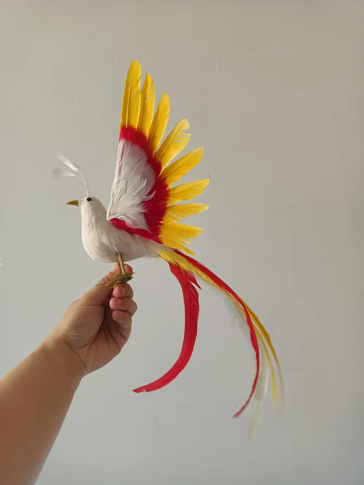 

Милая модель птицы из пенопласта и перьев с длинным хвостом, около 30x40 см