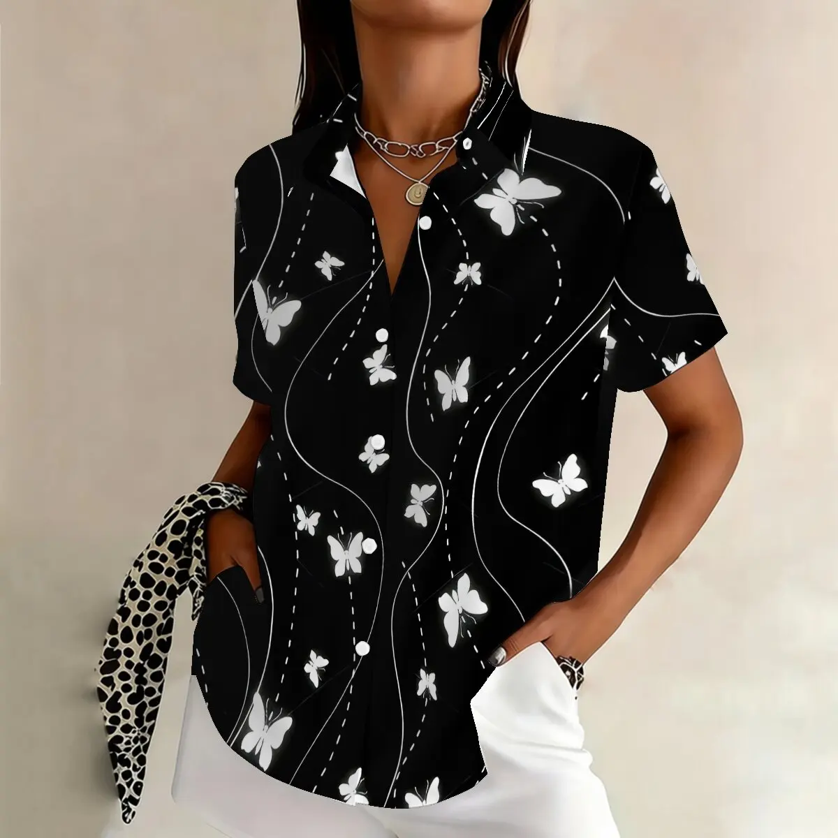 

Модная женская рубашка больших размеров с короткими рукавами и принтом бабочек, романтичная и стильная, подходит для свиданий и работы.