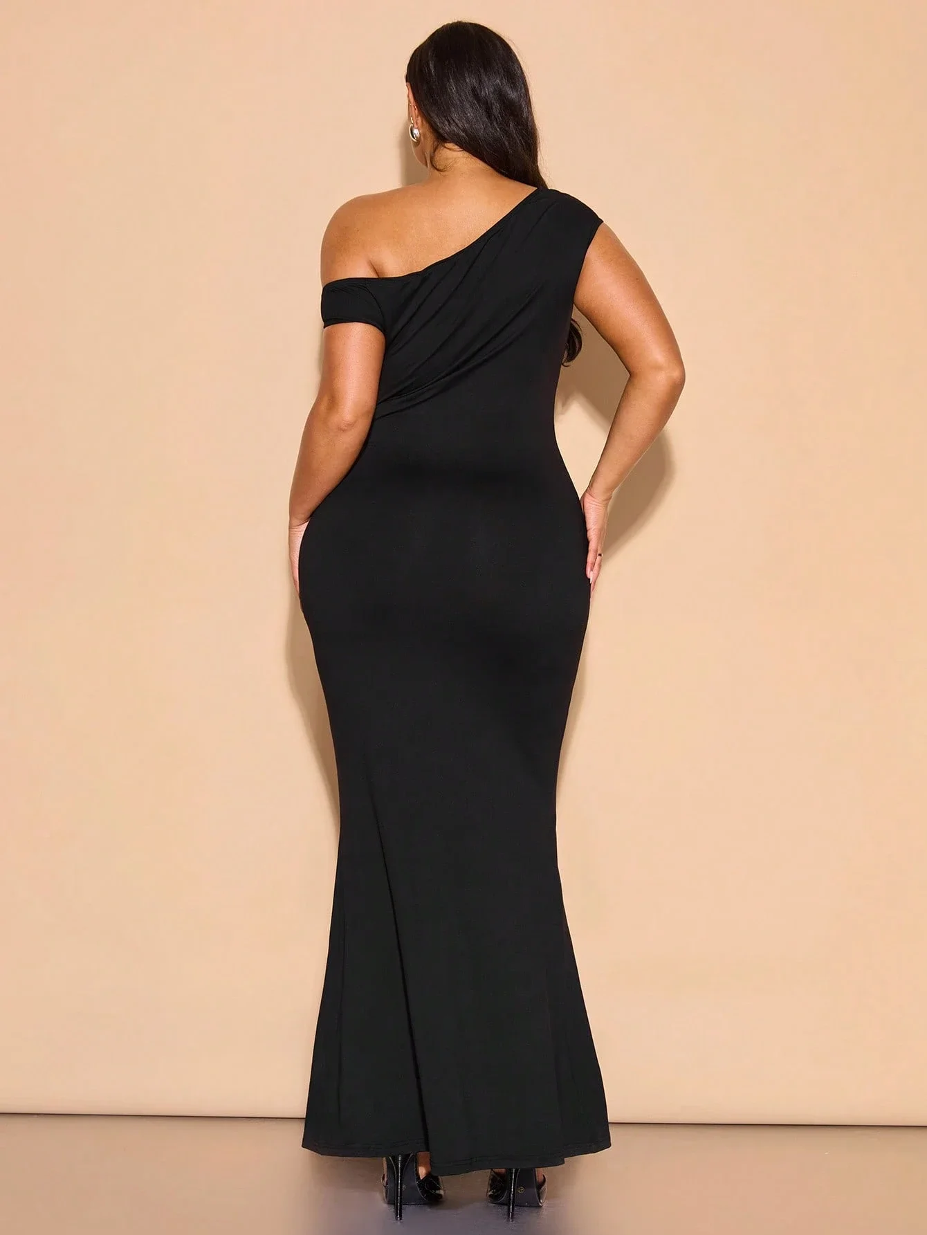 

Элегантное асимметричное макси-платье на одно плечо для женщин