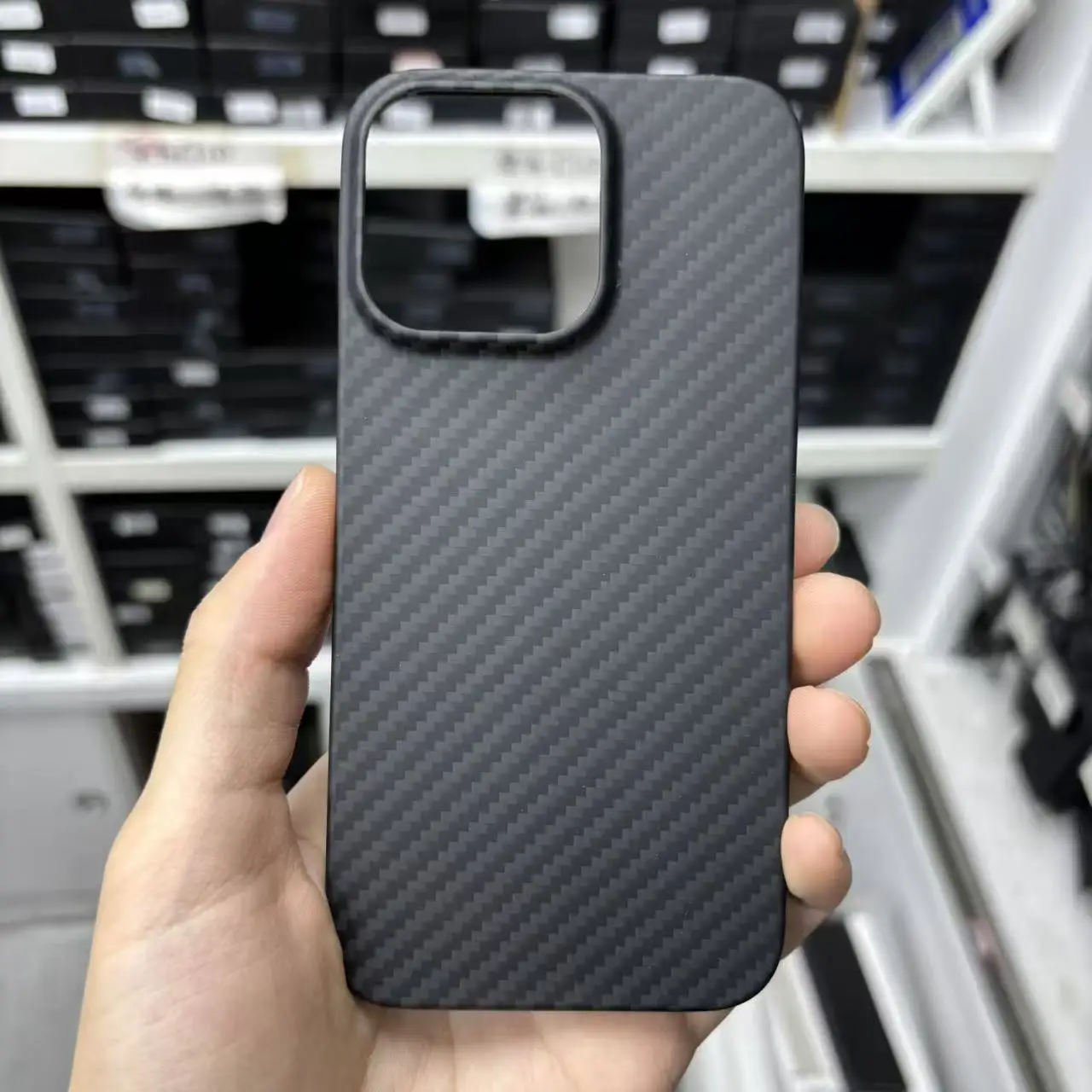 Etui do iPhone 13/14/15/16 Pro Max, wykonane z czystego włókna węglowego, z precyzyjnie umieszczonymi otworami na aparat, cienkie, z włókna aramidowego, do iPhone 15 Pro i 13 mini. — zdjęcie produktu 4