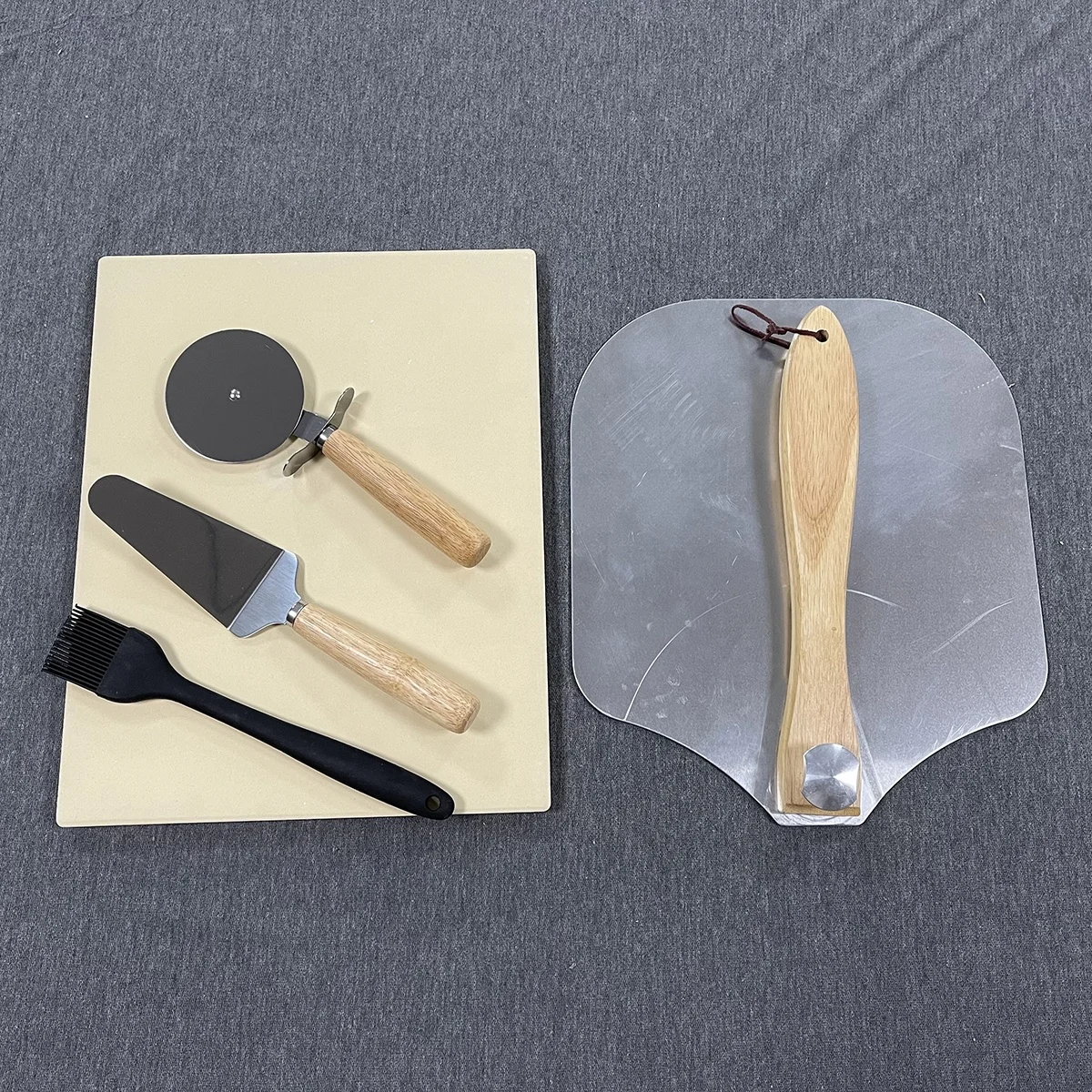 

Aluminum Pizza Accessories Set of Pizza Peel Pizza Stone Silicone Brush Cake Server