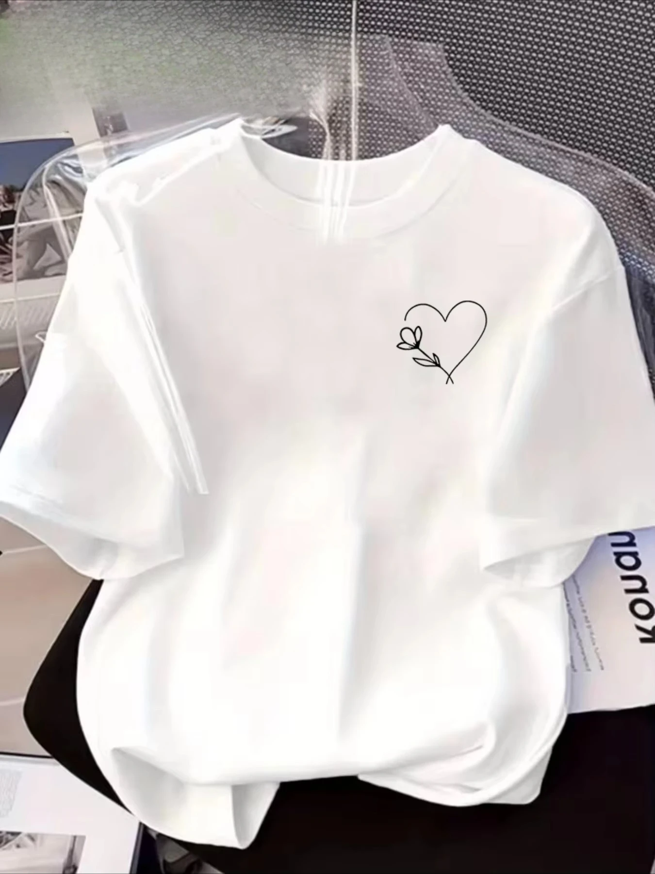 Free Shipping T-shirt with Heart-shaped Printed Pattern Elements, Comfortable and Loose Casual Summer Women's Round Neck T-shirt