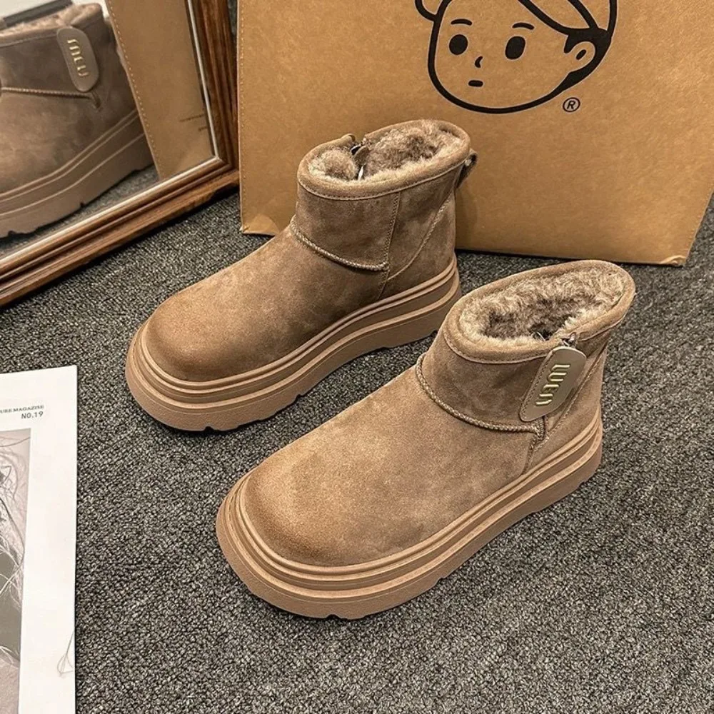 Piel y piel suela gruesa integrada con botas de nieve de felpa para mujer en otoño e invierno 2025, tubo corto con felpa antideslizante