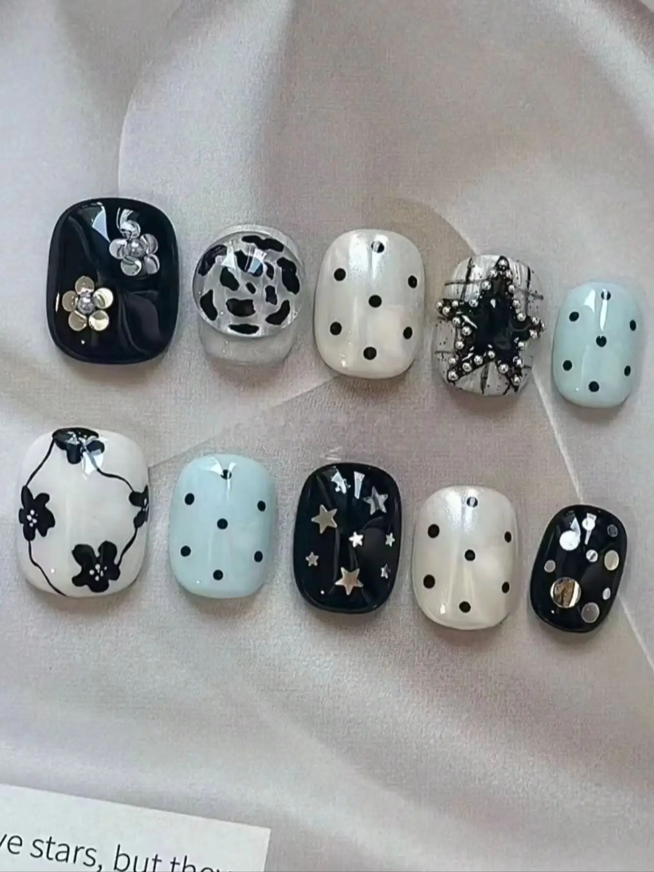 10-Piece Set of Sweet and Cool Mixed Style Short Square Oval Nail Stickers, Black and White Mint Color Polka Dots, Stars, Flowers, Cow Pattern, Metal Decoration, Korean Style, Reusable Fake Nails