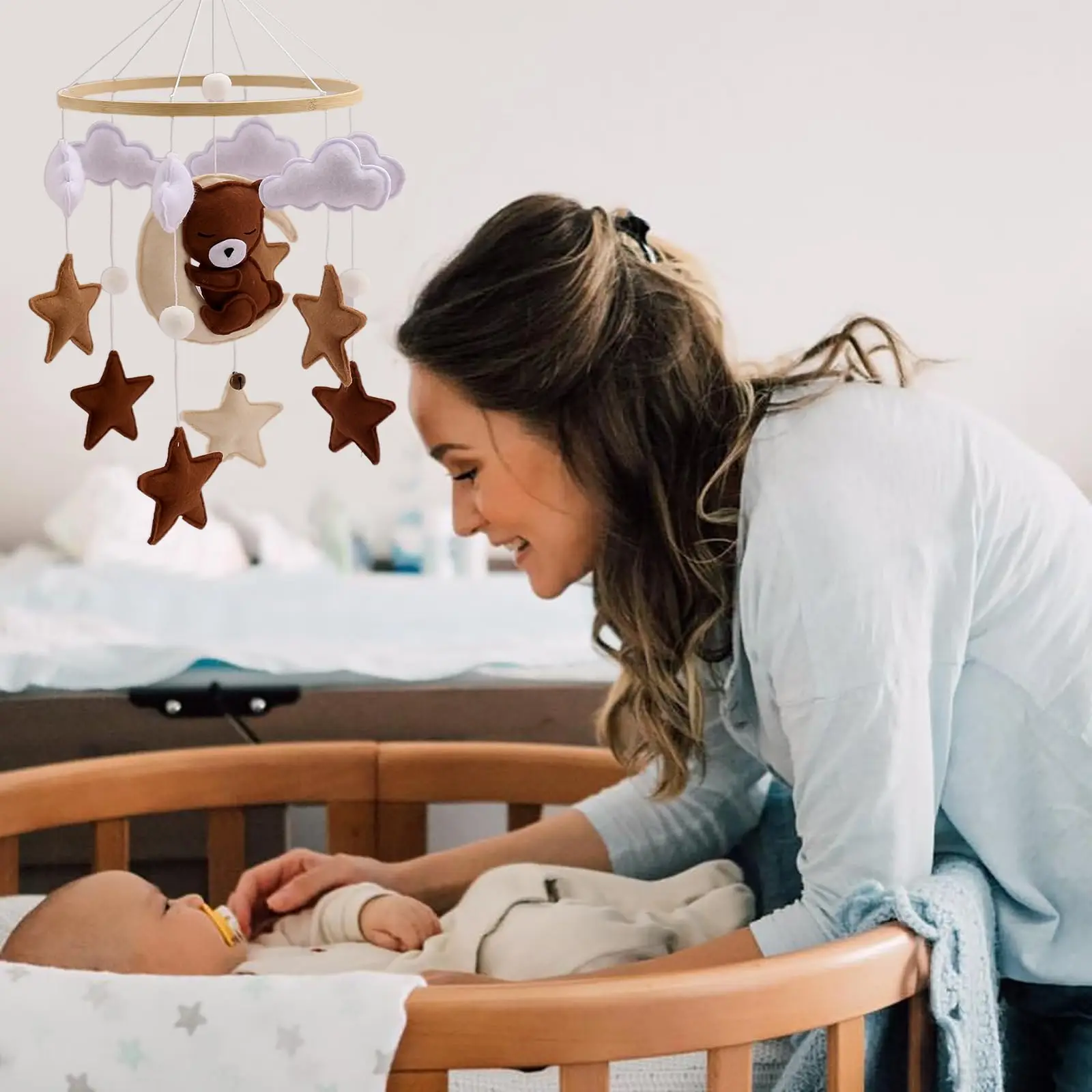 خشخيشات أطفال خشبية، تحمل كرتونية ناعمة من اللباد، نجوم غائمة، أجراس سرير معلقة على شكل قمر، أسرة متنقلة، ألعاب تعليمية