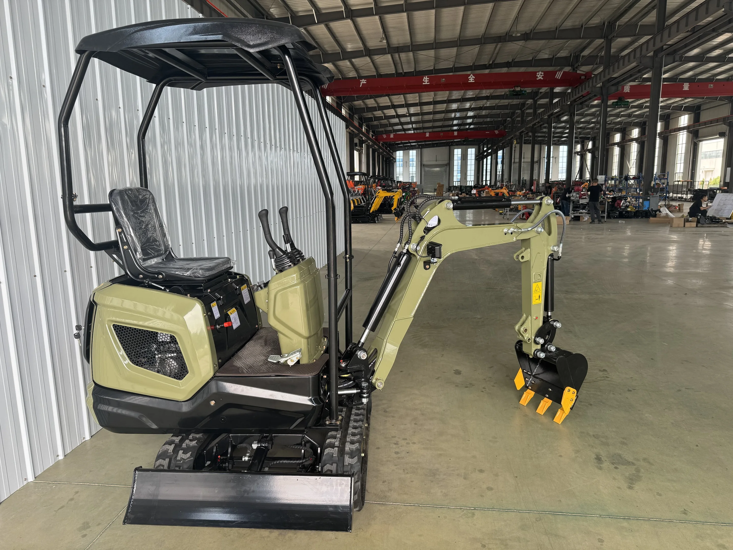 

Mini excavator, hydraulic engine with a capacity of 1.2 tons and 2 tons available at an affordable price. Buy now