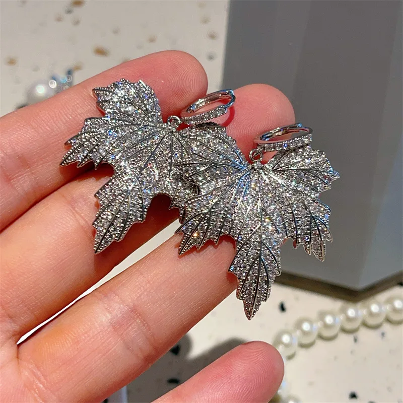 Huitan Bling Bling w kształcie liścia zwisają kolczyki dla kobiet hiperbola ucho wiszące akcesoria imprezowa, koktajlowa oświadczenie biżuteria nowość