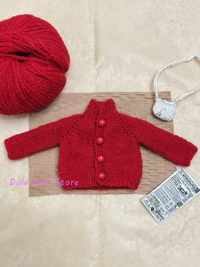 دولا ملابس دمى فستان اليدوية الأحمر محبوك فضفاضة تناسب زرر سترة ل Blythe Qbaby ob24 ob22 1/6 6 نقاط الجسم دمية