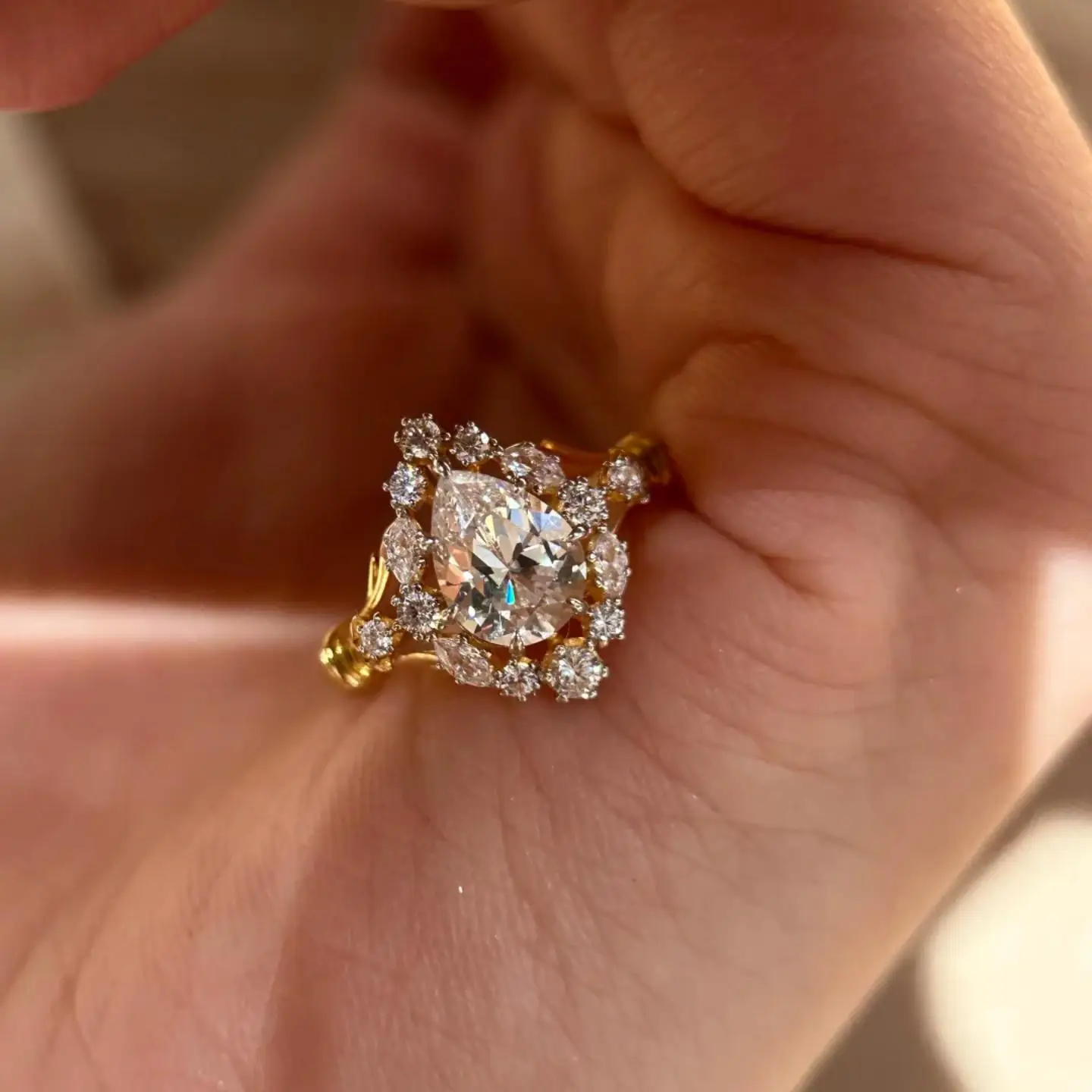 

Retro Medieval Waterdrop Ring Luxury Faionable Vintage Diamond Encrusted Pear aped Wedding Ring for Women Titanium Steel