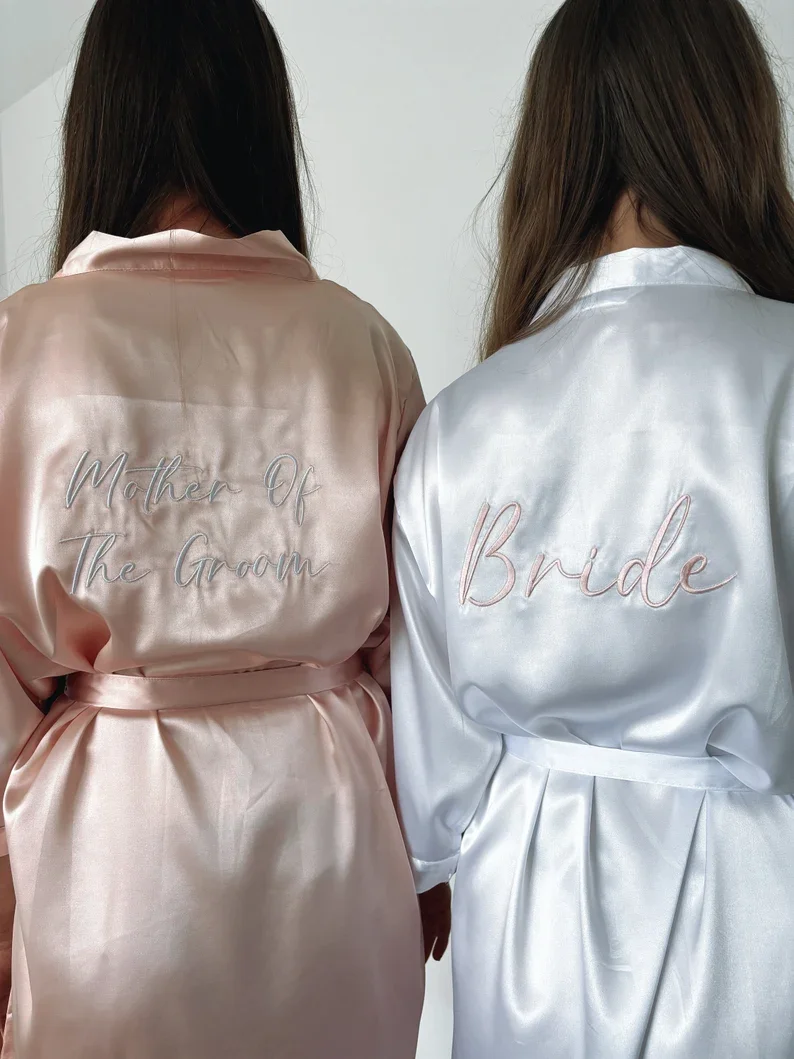 ส่วนบุคคลสีชมพู Bridesmaid Robes ปักซาตินเจ้าสาว Robe Dressing Gown ชุดนอนของขวัญเพื่อนเจ้าสาว Maid of Honor เจ้าสาว