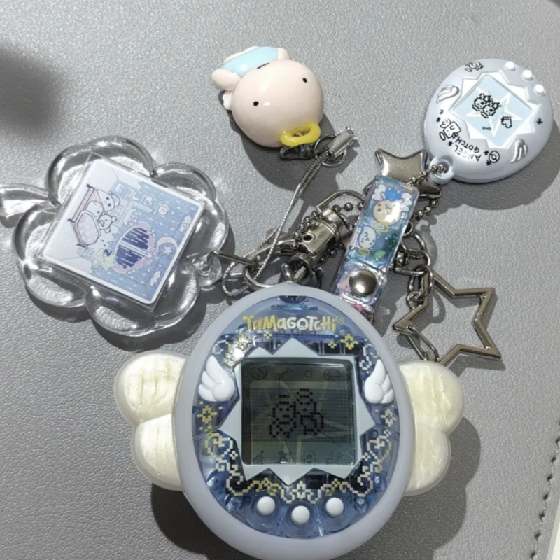 

В наличии Tamagotchi 3-го поколения черно-белая машина небольшой кулон модная трендовая игрушка для девочек