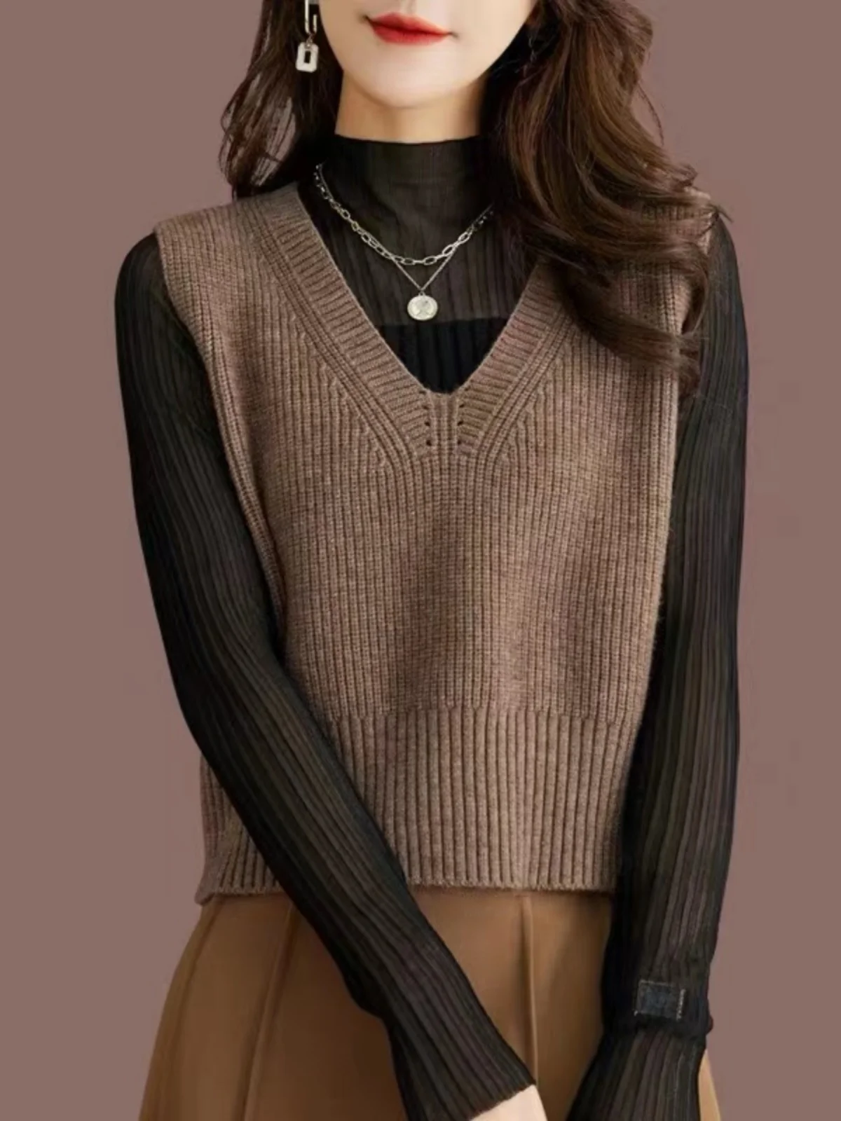 Fashionable Short Knitted Woolen Vest Women's Base Shirt Trendy Commute Style V-Neck Warmth Leisure Fit Four Seasons Wear