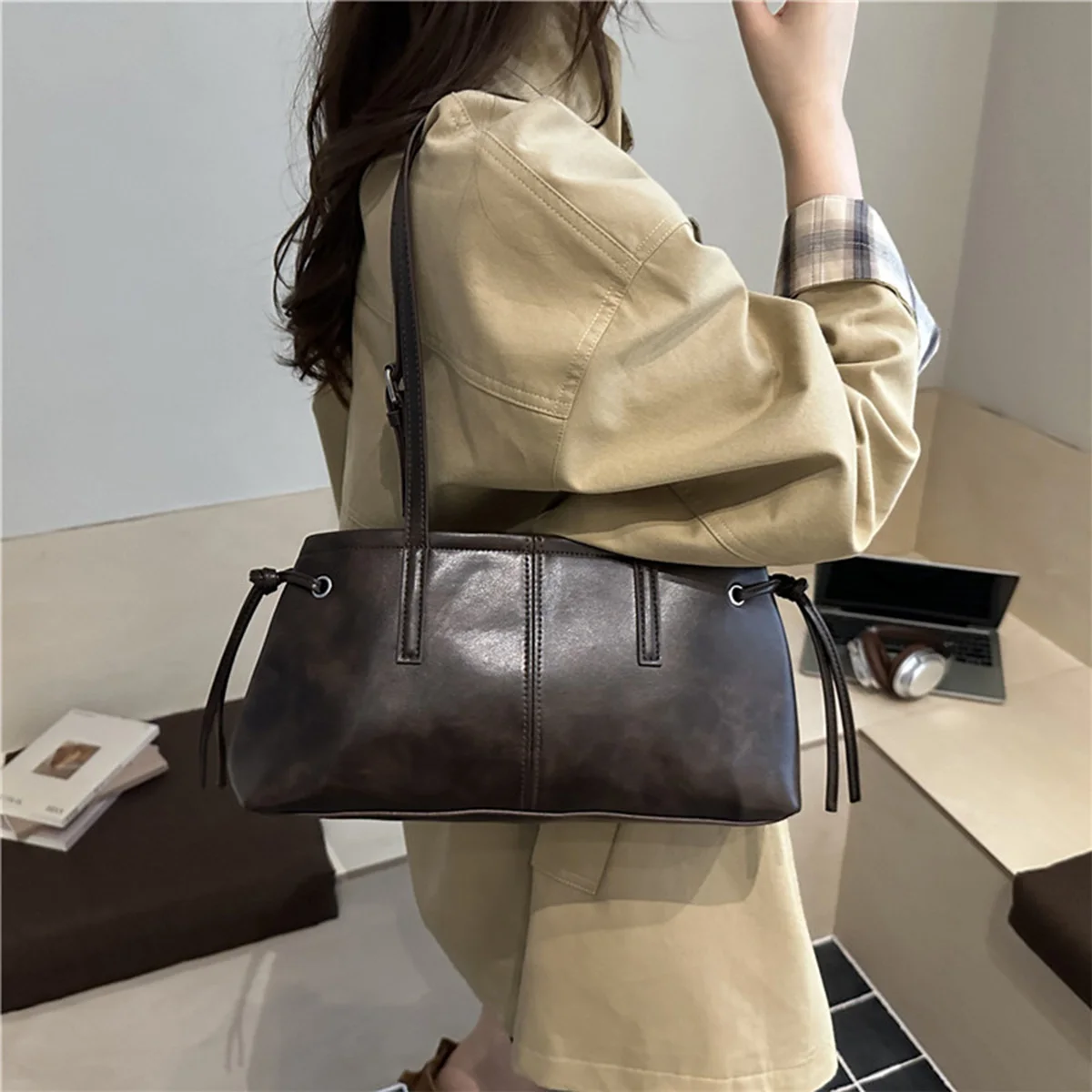 

Винтажная женская сумка подмышки с глянцевой отделкой, текстурированная большая вместительная сумка на молнии из искусственной кожи, удобная организация сумки на плечо для ежедневных поездок на работу